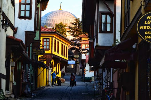 Unlock Hidden Gems: A Guide to Avoiding Tourist Traps in Famous Cities